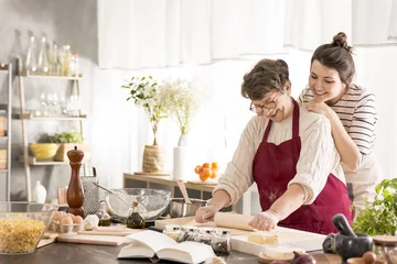 Photo sur Plexiglas Cuisinier Grand-mère et petite-fille cuisinant ensemble