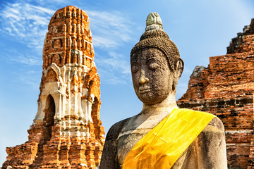 Wat Mahathat in Buddhist temple complex in Ayutthaya, Thailand - obrazy, fototapety, plakaty