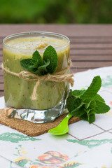 Zielony koktajl z kiwi i bananów z dodatkiem świeżych listków mięty © Anna
