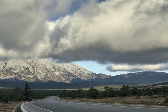 Diminishing perspective of empty road leading to Jade Dragon Snow Mountain, Lijiang, Yunnan, China