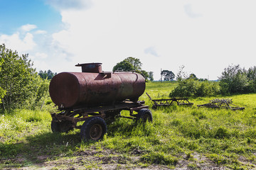 Obraz premium Standing in the rusted barrel and the cover of the tractor