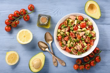 Cercles muraux Plats de repas Healthy salad with tuna,cherry tomatoes and avocado.