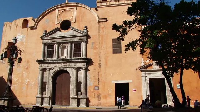 Slow pan across church of Santo Domingo in historic part of Cartagena, Colombia