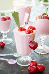 Bunter Milchshake mit Kirsche