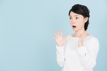 驚く若い女性