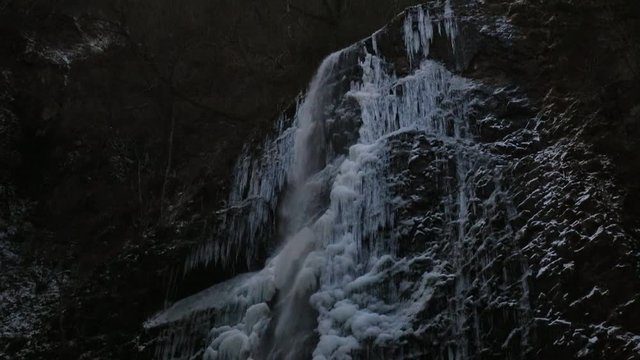 氷結した滝（愛媛県白猪の滝）