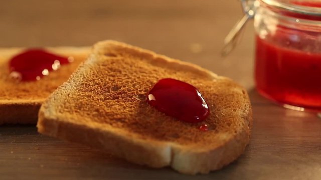 Confiture de fraise sur toast