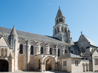 Église Notre-Dame-la-Grande de Poitiers. Notre-Dame-la-Grande est une église collégiale romane située à Poitiers. Sa façade sculptée est un chef-d'œuvre unanimement reconnu de l'art religieux de cette