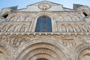 Église Notre-Dame-la-Grande de Poitiers. Notre-Dame-la-Grande est une église collégiale romane située à Poitiers. Sa façade sculptée est un chef-d'œuvre unanimement reconnu de l'art religieux de cette