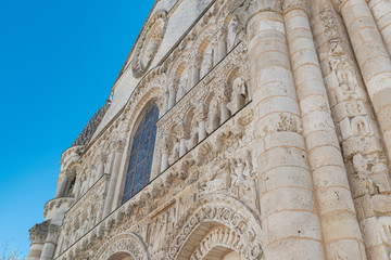 Fototapeta na wymiar Église Notre-Dame-la-Grande de Poitiers. Notre-Dame-la-Grande est une église collégiale romane située à Poitiers. Sa façade sculptée est un chef-d'œuvre unanimement reconnu de l'art religieux de cette