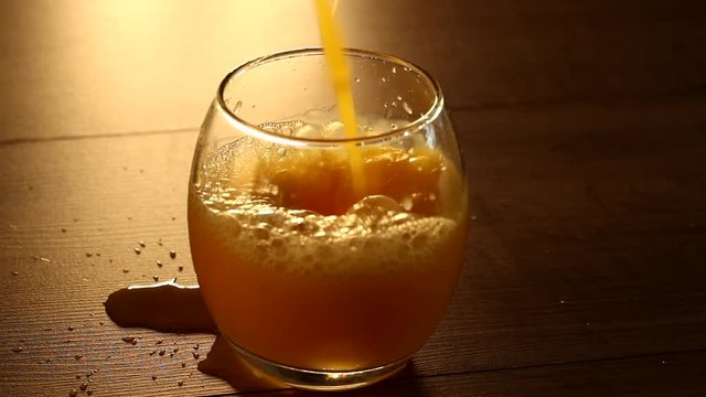 Verre de jus de fruits d'orange press&eacute;s