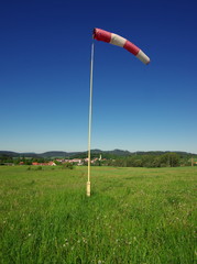 Oznaczenie kierunku wiatru za pomocą flagi - infrastruktura lotnicza