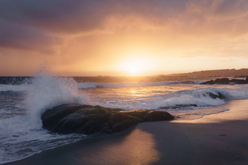 olas al atardecer