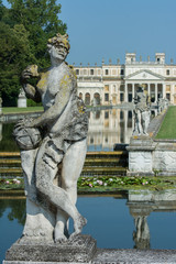Statue (Villa Pisani)