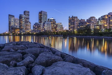Tuinposter Toronto& 39 s west end stadsgezicht (appartementgebouwen & 39 s nachts verlicht in de buurt van de oever van het meer). © Andrew