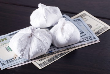 Heroin in packages lies on the money