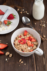 Müsli mit weißer Schokolade und frischen Erdbeeren