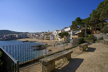 costa Brava camino de ronda cerca del mar con elementos decorativos y de descanso en Girona Girona Cataluña y zona de Llafranc
