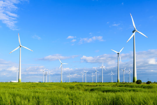 Windpark mit Windr&auml;dern