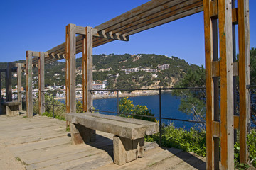 costa Brava camino de ronda cerca del mar con elementos decorativos y de descanso en Girona Girona Cataluña y zona de Llafranc