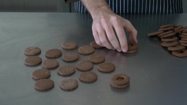 Pasticcere prepara dei biscotti al cioccolato