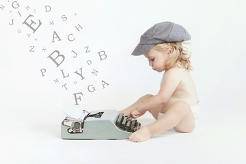 bebé con maquina de escribir