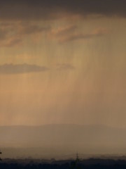 Regen aus dem eimer  wolken hoch trüb mieses wetter