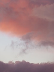 Obraz na płótnie Canvas rote wolken nach dem regen kontrast blau