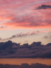 rote wolken nach dem regen kontrast blau