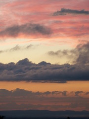 rote wolken nach dem regen kontrast blau