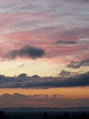 rote wolken nach dem regen kontrast blau