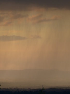 Regen aus dem eimer  wolken hoch tr&uuml;b mieses wetter