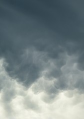 Fototapeta na wymiar wolken vor der unwetter Mammatuswolken