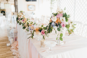 Fototapeta na wymiar Pink wedding decoration with white and green flowers