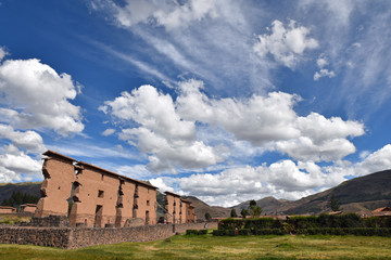 Fototapeta na wymiar Temples incas de Raqchi au Pérou