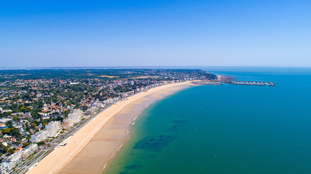 Vue a&eacute;rienne de la ville de Pornichet et de sa plage, en Loire Atlantique