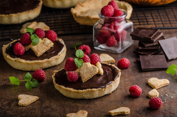 Chocolate tartalets with nuts
