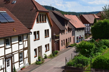 Fototapeta na wymiar Dorfstraße in Hämelschenburg