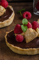 Chocolate tartalets with nuts