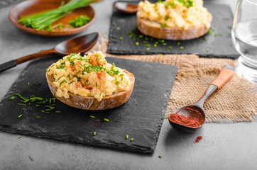 Scrambledd eggs with chive and chilli