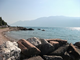 Felsen und H&uuml;gellandschaft am See