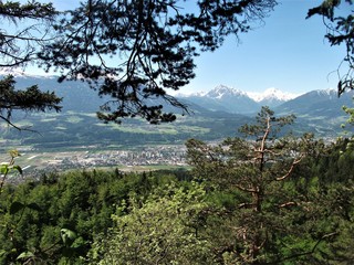 Obraz premium Inntal in Tirol mit Berglandschaft und Innsbruck