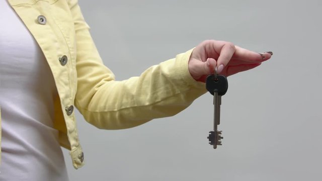 Gives the keys a close-up.