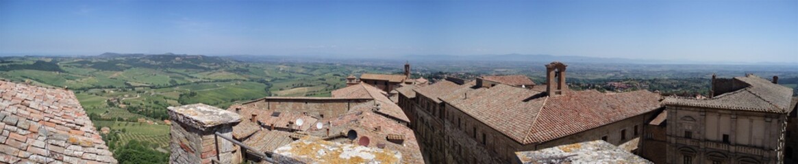 Fototapeta na wymiar Dächer und Hügel in Italien