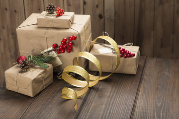 Regalos de Navidad con decoración de bolas, guirnaldas y tarjeta