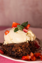 Schokoladenkuchen mit Eis