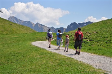 Familie wandert auf einem Wanderweg auf der Klewenalp, Kanton Nidwalden, Schweizer Berge