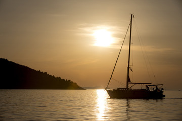 Segelboot im Gegenlicht 