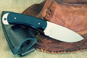 Beautiful hand made custom knife, blade stainless steel and handle of buffalo   antler.  Fulltag. 