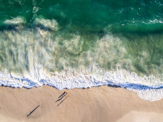 imagem aérea de praia com água clara, rio de Janeiro